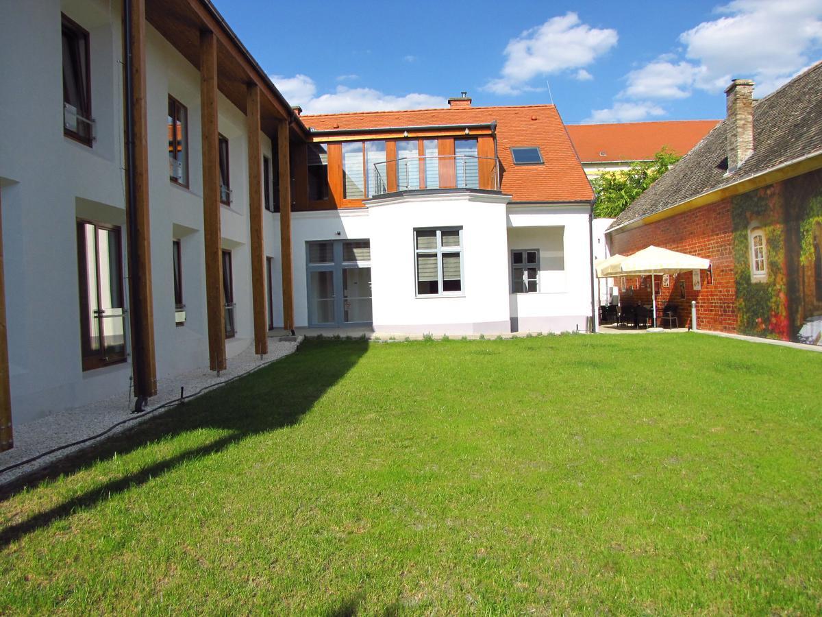 Pilvax Hotel Kalocsa Exterior foto
